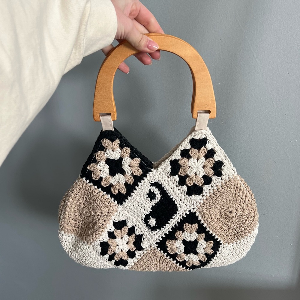 Crochet hand bag with wooden handles